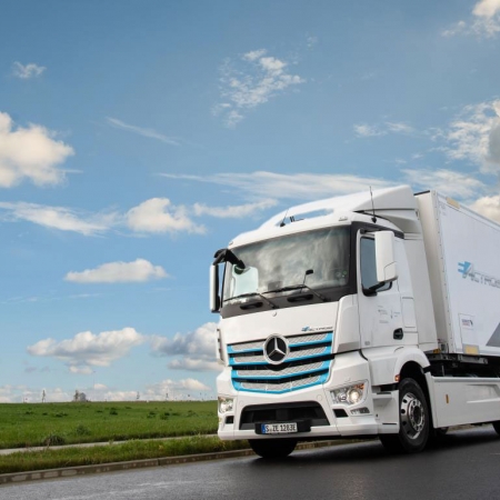 First Mercedes-Benz eActros in Belgium: Van Mieghem Logistics tests battery-electric truck